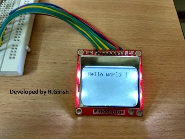 Mobiiltelefoni ekraanil kuvatakse tekst Arduinoga