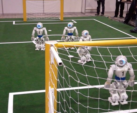 Футбол, играещ робот