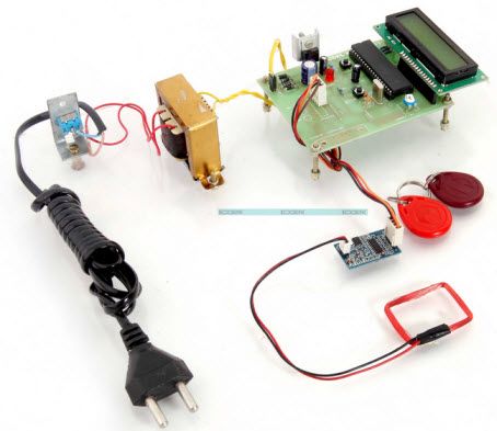 Aplicación de la interfaz LCD con el kit de proyecto de microcontrolador de Edgefxkits.com