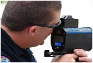 Pištola LIDAR v rokah prometnega policista
