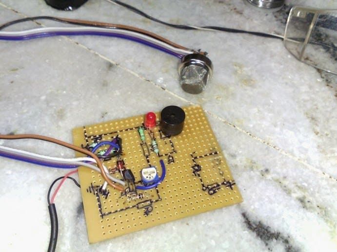 Prototyp obvodu senzoru plynu MQ-6 na PCB s alarmem